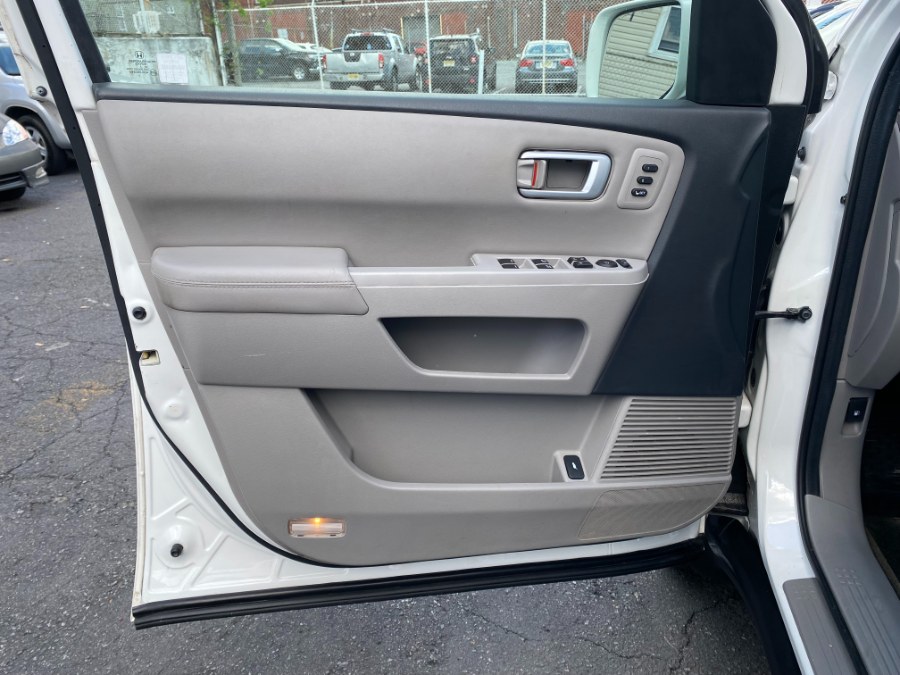 2013 Honda Pilot 4WD 4dr Touring w/RES & Navi, available for sale in Paterson, New Jersey | DZ Automall. Paterson, New Jersey 2013 Honda Pilot 4WD 4dr Touring w/RES & Navi, available for sale in Paterson, New Jersey | DZ Automall. Paterson, New Jersey