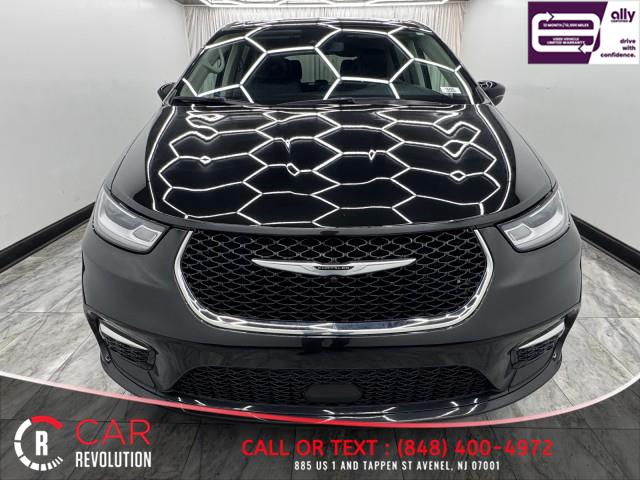 2023 Chrysler Pacifica Touring L's photo