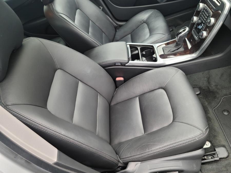 2016 Volvo XC70 AWD 4dr Wgn T5 Premier, available for sale in Milford, Connecticut | Chip's Auto Sales Inc. Milford, Connecticut 2016 Volvo XC70 AWD 4dr Wgn T5 Premier, available for sale in Milford, Connecticut | Chip's Auto Sales Inc. Milford, Connecticut