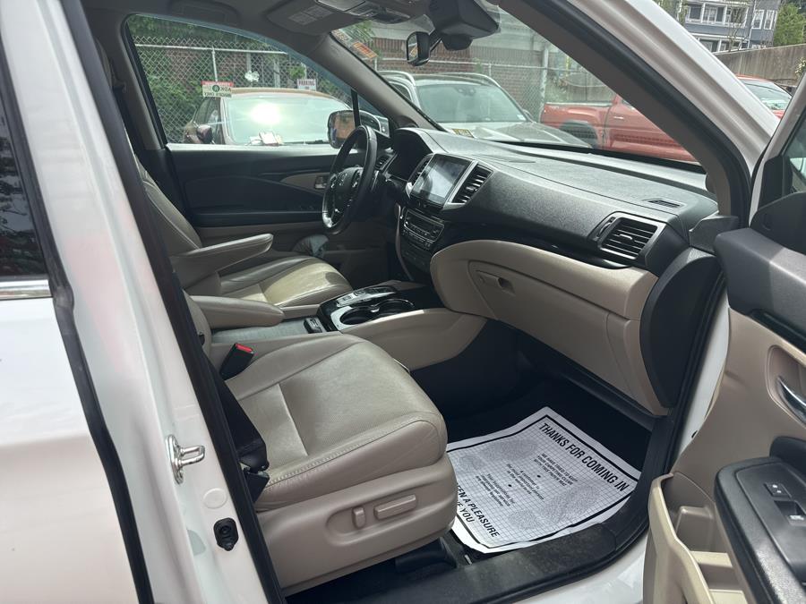2016 Honda Pilot AWD 4dr Elite w/RES & Navi, available for sale in Shelton, Connecticut | Center Motorsports LLC. Shelton, Connecticut 2016 Honda Pilot AWD 4dr Elite w/RES & Navi, available for sale in Shelton, Connecticut | Center Motorsports LLC. Shelton, Connecticut
