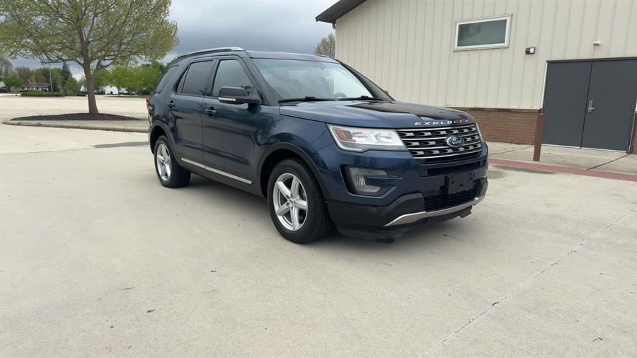 2016 Ford Explorer XLT photo 2