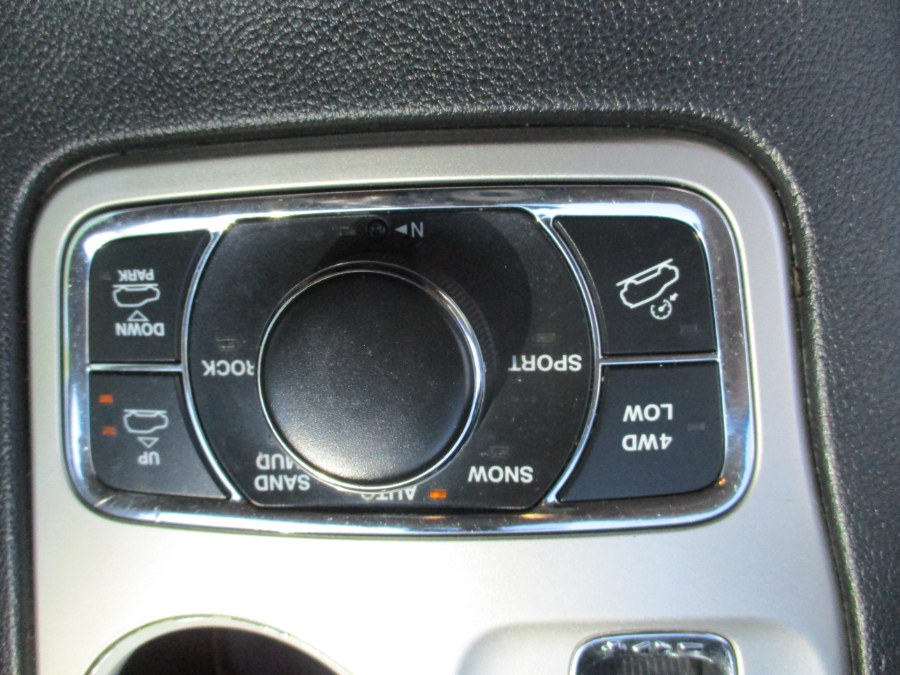 2011 Jeep Grand Cherokee 4WD 4dr Overland, available for sale in Meriden, Connecticut | Cos Central Auto. Meriden, Connecticut 2011 Jeep Grand Cherokee 4WD 4dr Overland, available for sale in Meriden, Connecticut | Cos Central Auto. Meriden, Connecticut