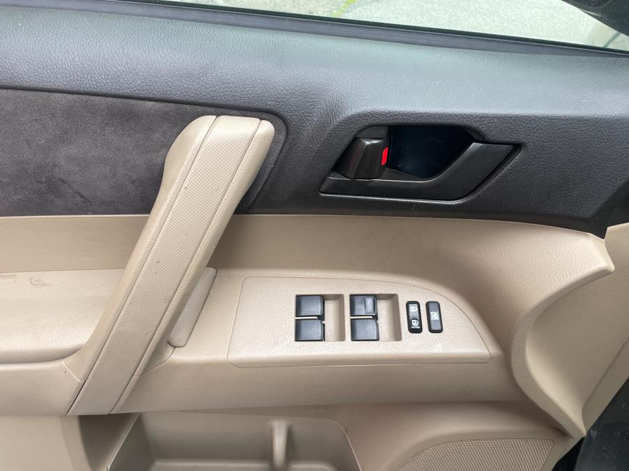 2009 Toyota Highlander 4WD 4dr V6 Base (Natl), available for sale in Worcester, Massachusetts | Worcester Auto Outlet LLC. Worcester, Massachusetts 2009 Toyota Highlander 4WD 4dr V6 Base (Natl), available for sale in Worcester, Massachusetts | Worcester Auto Outlet LLC. Worcester, Massachusetts