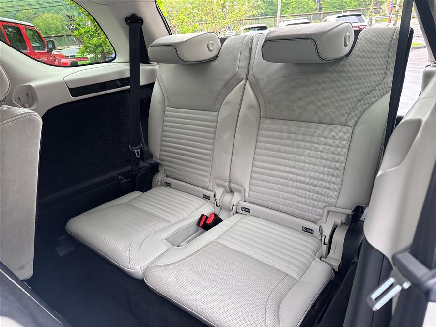2017 Land Rover Discovery First Edition V6 Supercharged, available for sale in Canton, Connecticut | Lava Motors. Canton, Connecticut 2017 Land Rover Discovery First Edition V6 Supercharged, available for sale in Canton, Connecticut | Lava Motors. Canton, Connecticut