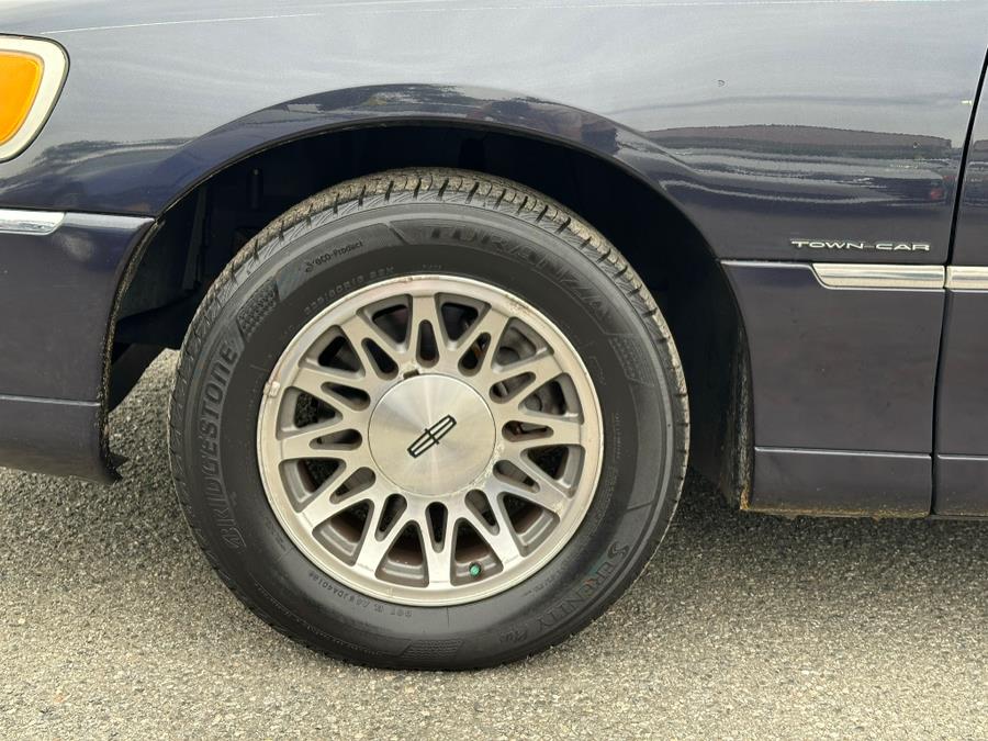 2000 Lincoln Town Car 4dr Sdn Signature, available for sale in Irvington , New Jersey | Auto Haus of Irvington Corp. Irvington , New Jersey 2000 Lincoln Town Car 4dr Sdn Signature, available for sale in Irvington , New Jersey | Auto Haus of Irvington Corp. Irvington , New Jersey
