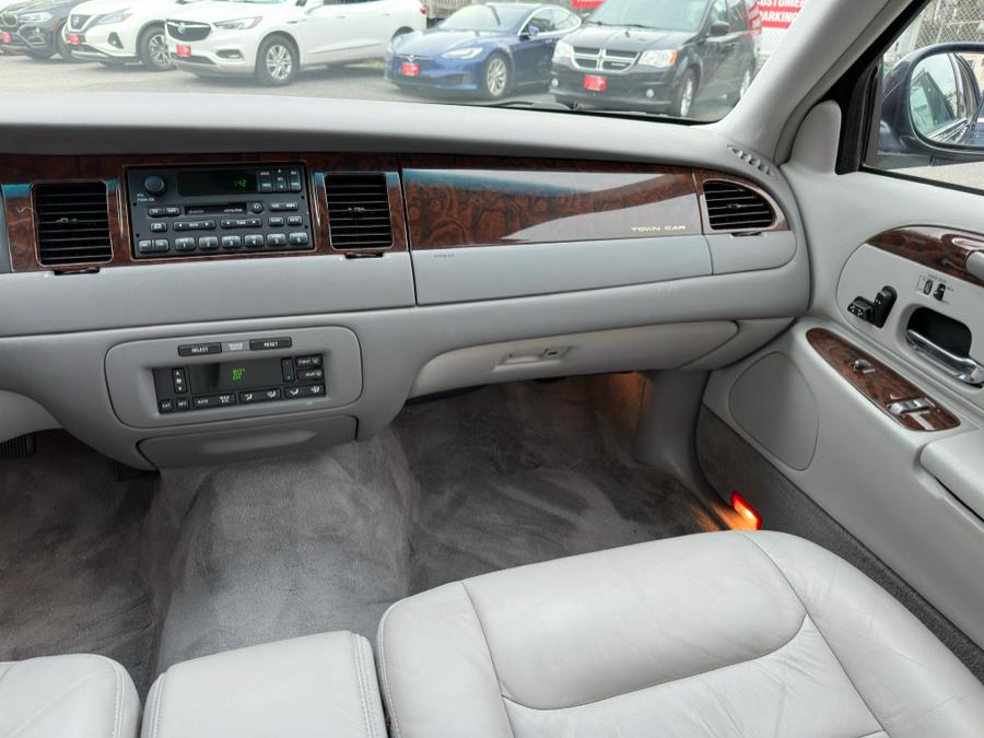 2000 Lincoln Town Car 4dr Sdn Signature, available for sale in Irvington , New Jersey | Auto Haus of Irvington Corp. Irvington , New Jersey 2000 Lincoln Town Car 4dr Sdn Signature, available for sale in Irvington , New Jersey | Auto Haus of Irvington Corp. Irvington , New Jersey