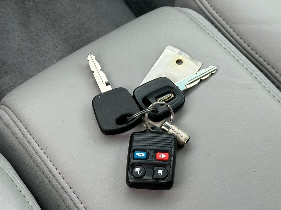 2000 Lincoln Town Car 4dr Sdn Signature, available for sale in Irvington , New Jersey | Auto Haus of Irvington Corp. Irvington , New Jersey 2000 Lincoln Town Car 4dr Sdn Signature, available for sale in Irvington , New Jersey | Auto Haus of Irvington Corp. Irvington , New Jersey