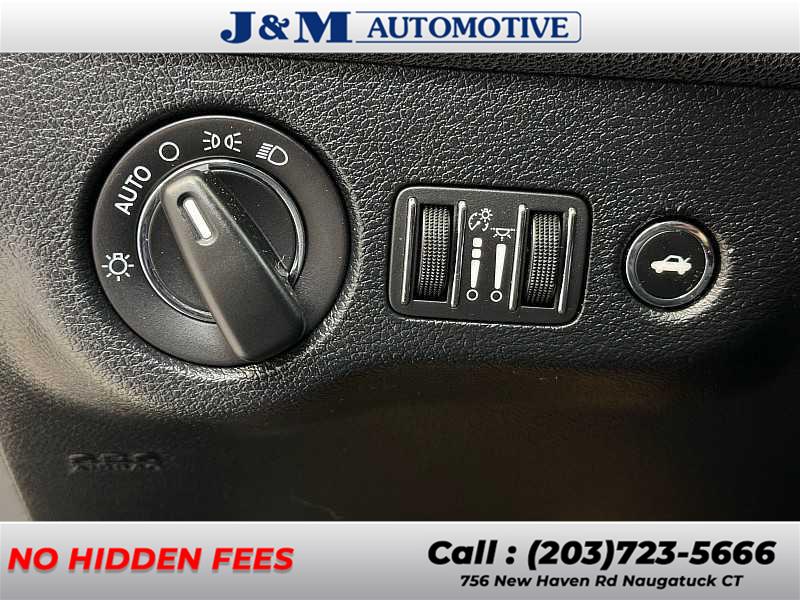 2018 Chrysler 300 Touring L, available for sale in Naugatuck, Connecticut | J&M Automotive Sls&Svc LLC. Naugatuck, Connecticut 2018 Chrysler 300 Touring L, available for sale in Naugatuck, Connecticut | J&M Automotive Sls&Svc LLC. Naugatuck, Connecticut