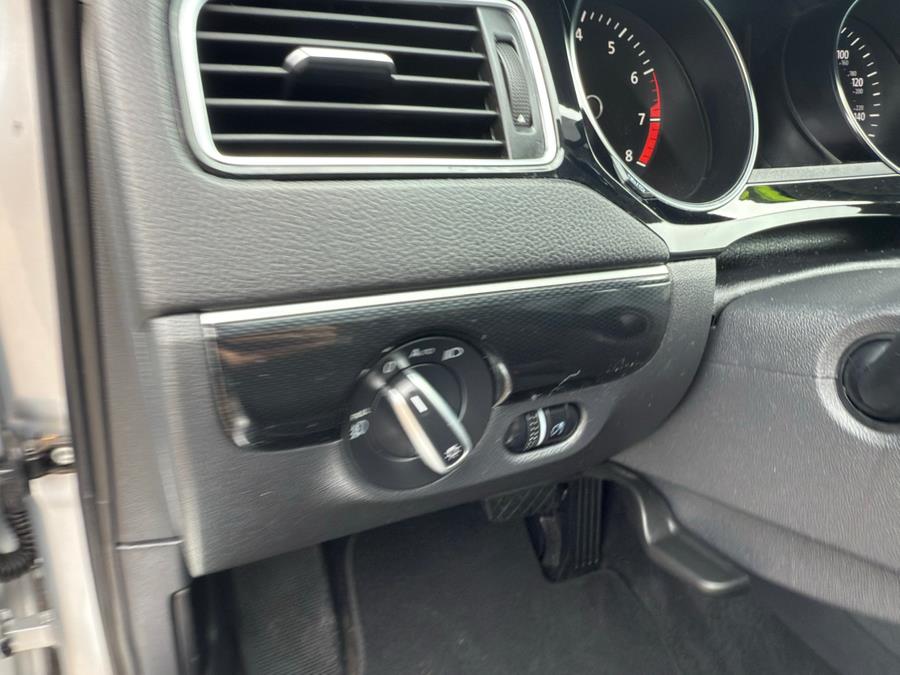 2016 Volkswagen Jetta Sedan 4dr Auto 1.8T SEL PZEV, available for sale in Manchester, Connecticut | Carsonmain LLC. Manchester, Connecticut 2016 Volkswagen Jetta Sedan 4dr Auto 1.8T SEL PZEV, available for sale in Manchester, Connecticut | Carsonmain LLC. Manchester, Connecticut