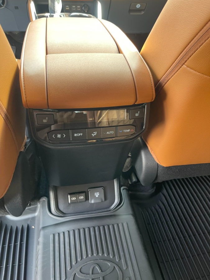 2025 Toyota Highlander Platinum AWD (Natl), available for sale in BROOKLYN, New York | Deals on Wheels International Auto. BROOKLYN, New York 2025 Toyota Highlander Platinum AWD (Natl), available for sale in BROOKLYN, New York | Deals on Wheels International Auto. BROOKLYN, New York