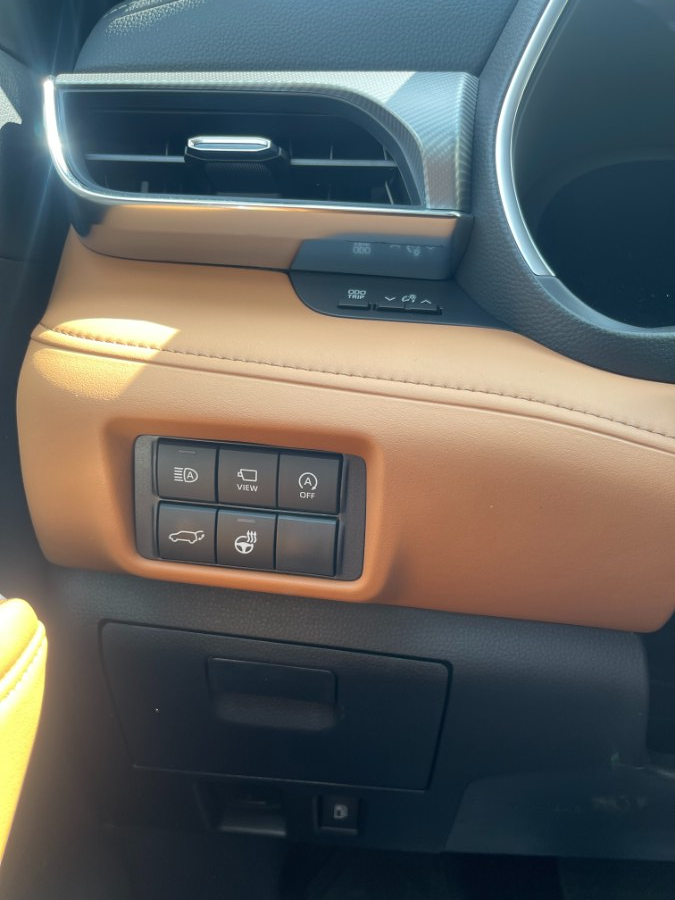 2025 Toyota Highlander Platinum AWD (Natl), available for sale in BROOKLYN, New York | Deals on Wheels International Auto. BROOKLYN, New York 2025 Toyota Highlander Platinum AWD (Natl), available for sale in BROOKLYN, New York | Deals on Wheels International Auto. BROOKLYN, New York