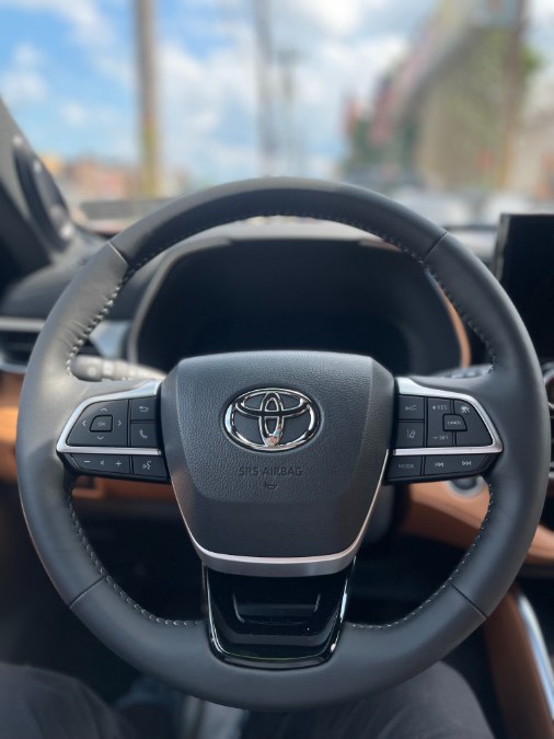 2025 Toyota Highlander Platinum AWD (Natl), available for sale in BROOKLYN, New York | Deals on Wheels International Auto. BROOKLYN, New York 2025 Toyota Highlander Platinum AWD (Natl), available for sale in BROOKLYN, New York | Deals on Wheels International Auto. BROOKLYN, New York