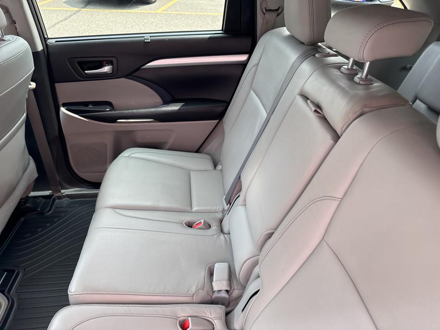 2016 Toyota Highlander AWD 4dr V6 XLE, available for sale in Waterbury, Connecticut | National Auto Brokers, Inc.. Waterbury, Connecticut 2016 Toyota Highlander AWD 4dr V6 XLE, available for sale in Waterbury, Connecticut | National Auto Brokers, Inc.. Waterbury, Connecticut