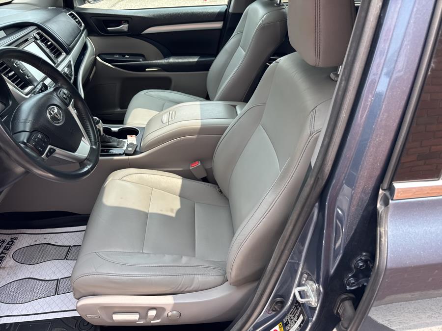 2016 Toyota Highlander AWD 4dr V6 XLE, available for sale in Waterbury, Connecticut | National Auto Brokers, Inc.. Waterbury, Connecticut 2016 Toyota Highlander AWD 4dr V6 XLE, available for sale in Waterbury, Connecticut | National Auto Brokers, Inc.. Waterbury, Connecticut
