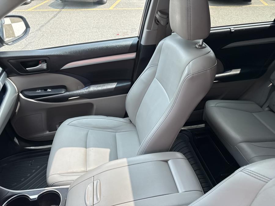 2016 Toyota Highlander AWD 4dr V6 XLE, available for sale in Waterbury, Connecticut | National Auto Brokers, Inc.. Waterbury, Connecticut 2016 Toyota Highlander AWD 4dr V6 XLE, available for sale in Waterbury, Connecticut | National Auto Brokers, Inc.. Waterbury, Connecticut
