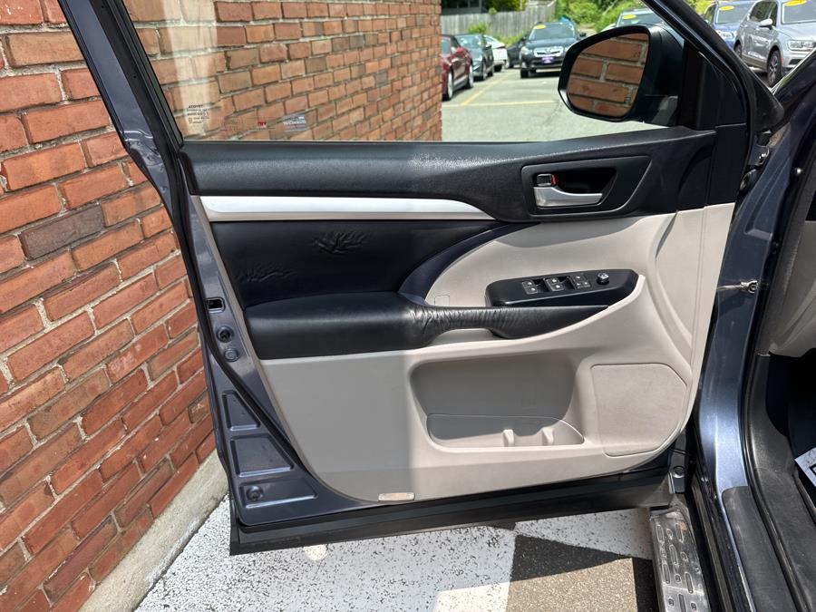 2016 Toyota Highlander AWD 4dr V6 XLE, available for sale in Waterbury, Connecticut | National Auto Brokers, Inc.. Waterbury, Connecticut 2016 Toyota Highlander AWD 4dr V6 XLE, available for sale in Waterbury, Connecticut | National Auto Brokers, Inc.. Waterbury, Connecticut
