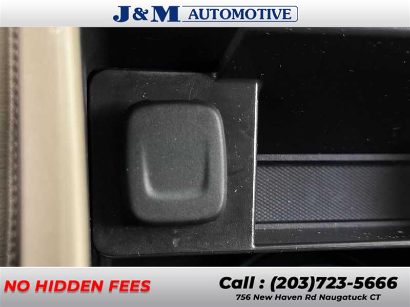2019 Chevrolet Suburban LT, available for sale in Naugatuck, Connecticut | J&M Automotive Sls&Svc LLC. Naugatuck, Connecticut 2019 Chevrolet Suburban LT, available for sale in Naugatuck, Connecticut | J&M Automotive Sls&Svc LLC. Naugatuck, Connecticut