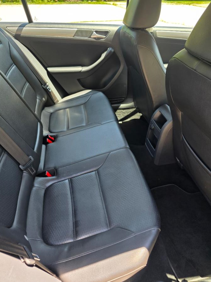 2015 Volkswagen Jetta Sedan 4dr Auto 1.8T SE w/Connectivity/Navigation PZEV, available for sale in Dudley, Massachusetts | Zoom Auto Service. Dudley, Massachusetts 2015 Volkswagen Jetta Sedan 4dr Auto 1.8T SE w/Connectivity/Navigation PZEV, available for sale in Dudley, Massachusetts | Zoom Auto Service. Dudley, Massachusetts