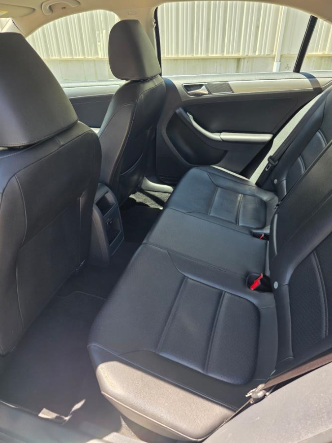 2015 Volkswagen Jetta Sedan 4dr Auto 1.8T SE w/Connectivity/Navigation PZEV, available for sale in Dudley, Massachusetts | Zoom Auto Service. Dudley, Massachusetts 2015 Volkswagen Jetta Sedan 4dr Auto 1.8T SE w/Connectivity/Navigation PZEV, available for sale in Dudley, Massachusetts | Zoom Auto Service. Dudley, Massachusetts