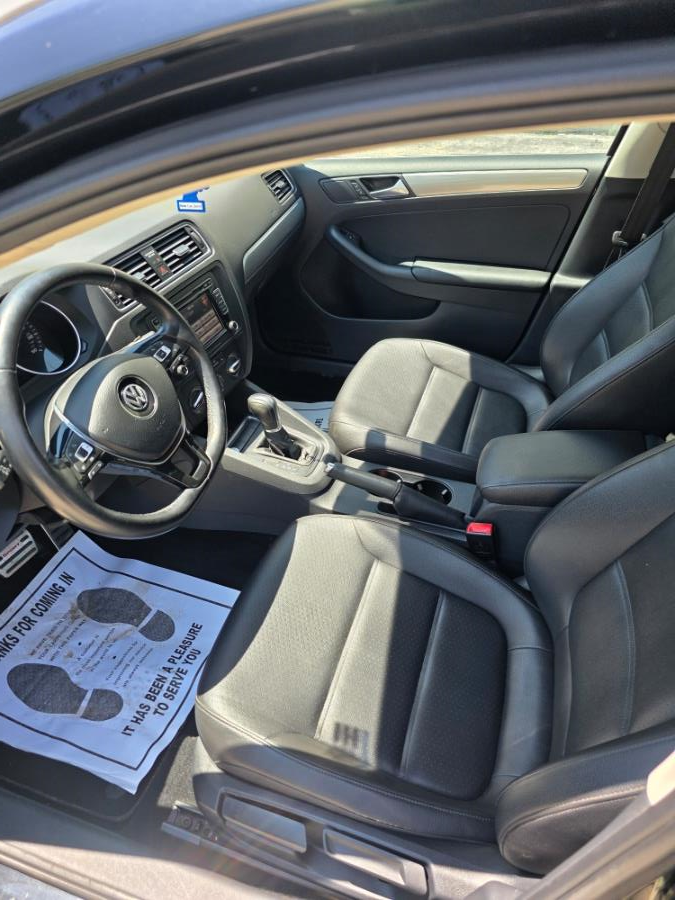 2015 Volkswagen Jetta Sedan 4dr Auto 1.8T SE w/Connectivity/Navigation PZEV, available for sale in Dudley, Massachusetts | Zoom Auto Service. Dudley, Massachusetts 2015 Volkswagen Jetta Sedan 4dr Auto 1.8T SE w/Connectivity/Navigation PZEV, available for sale in Dudley, Massachusetts | Zoom Auto Service. Dudley, Massachusetts