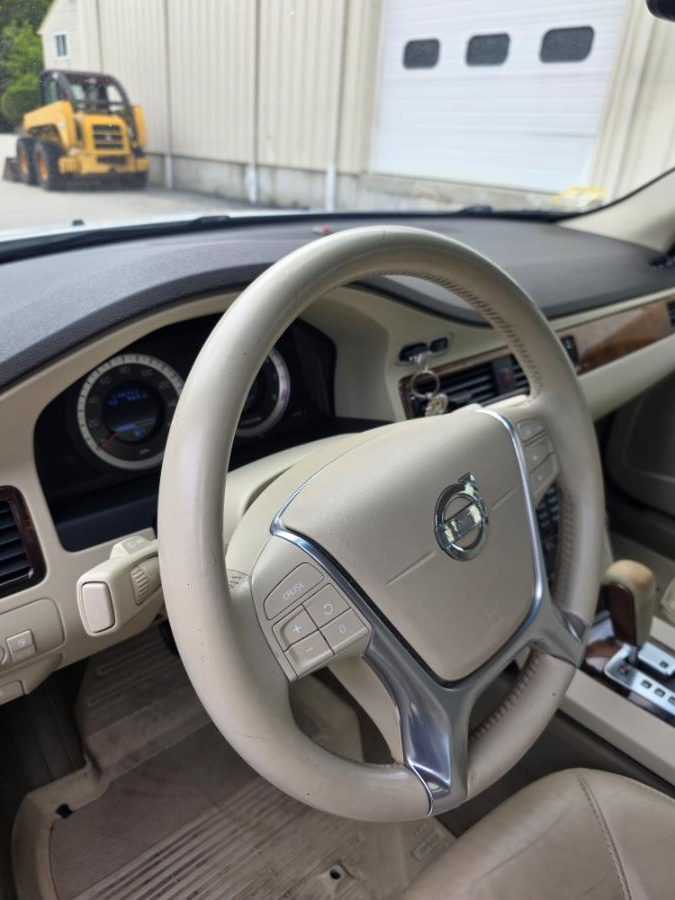 2010 Volvo XC70 4dr Wgn 3.0T w/Moonroof, available for sale in Dudley, Massachusetts | Zoom Auto Service. Dudley, Massachusetts 2010 Volvo XC70 4dr Wgn 3.0T w/Moonroof, available for sale in Dudley, Massachusetts | Zoom Auto Service. Dudley, Massachusetts