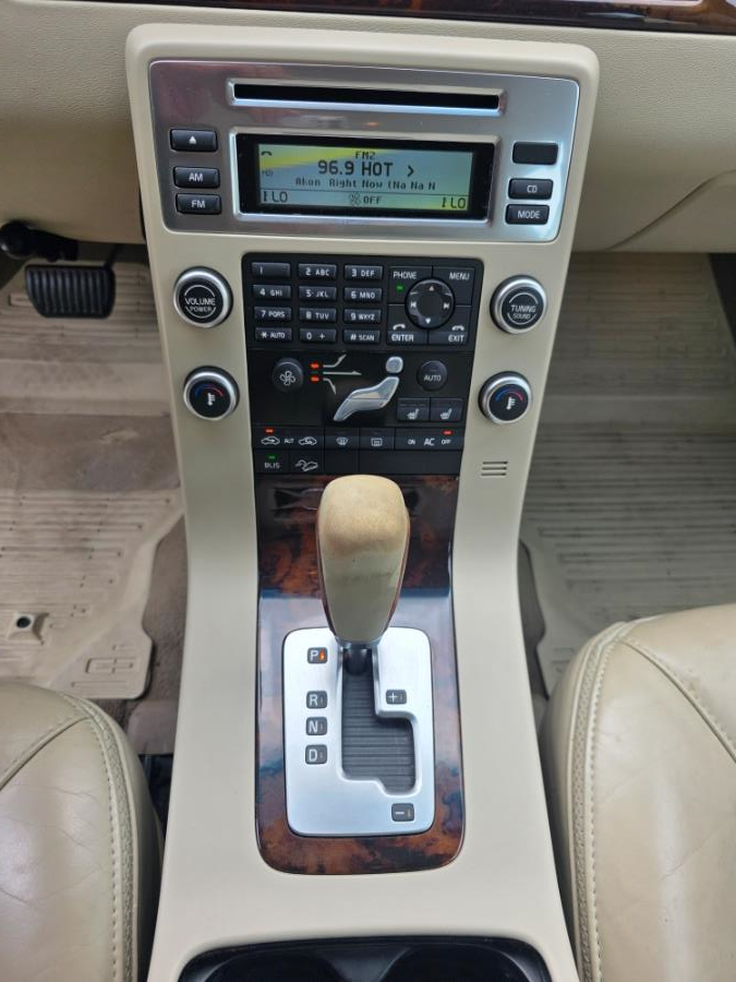 2010 Volvo XC70 4dr Wgn 3.0T w/Moonroof, available for sale in Dudley, Massachusetts | Zoom Auto Service. Dudley, Massachusetts 2010 Volvo XC70 4dr Wgn 3.0T w/Moonroof, available for sale in Dudley, Massachusetts | Zoom Auto Service. Dudley, Massachusetts