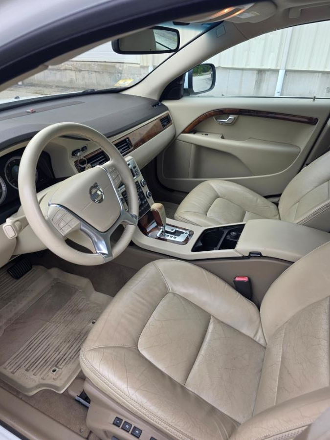 2010 Volvo XC70 4dr Wgn 3.0T w/Moonroof, available for sale in Dudley, Massachusetts | Zoom Auto Service. Dudley, Massachusetts 2010 Volvo XC70 4dr Wgn 3.0T w/Moonroof, available for sale in Dudley, Massachusetts | Zoom Auto Service. Dudley, Massachusetts