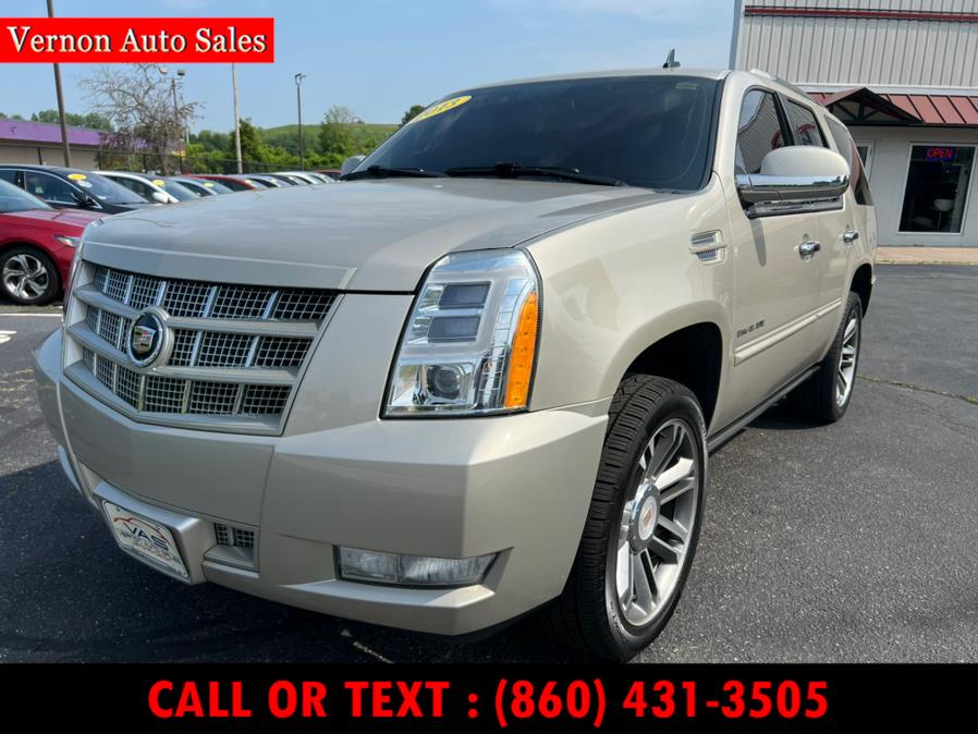Used 2013 Cadillac Escalade in Manchester, Connecticut | Vernon Auto Sale & Service. Manchester, Connecticut