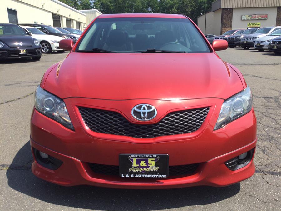 2011 Toyota Camry SE photo 2