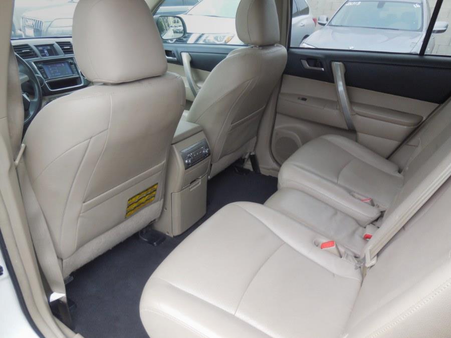 2013 Toyota Highlander 4WD 4dr V6 SE (Natl), available for sale in Hawaiian Gardens, California | Luxe Motors. Hawaiian Gardens, California 2013 Toyota Highlander 4WD 4dr V6 SE (Natl), available for sale in Hawaiian Gardens, California | Luxe Motors. Hawaiian Gardens, California