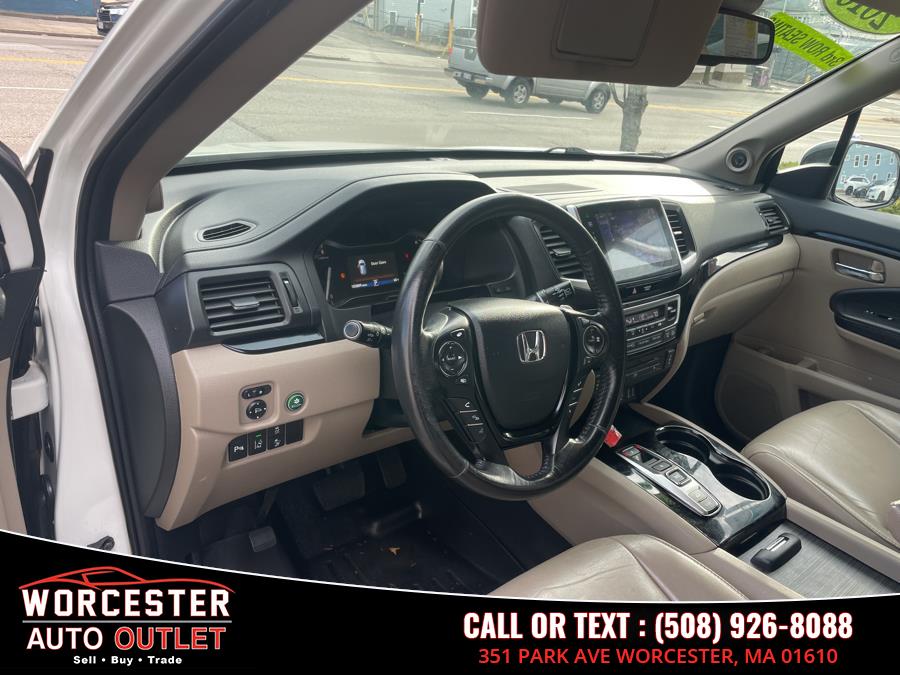 2016 Honda Pilot AWD 4dr Touring w/RES & Navi, available for sale in Worcester, Massachusetts | Worcester Auto Outlet LLC. Worcester, Massachusetts 2016 Honda Pilot AWD 4dr Touring w/RES & Navi, available for sale in Worcester, Massachusetts | Worcester Auto Outlet LLC. Worcester, Massachusetts
