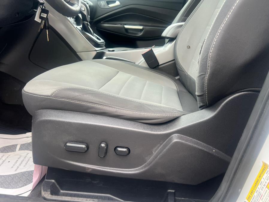 2016 Ford Escape 4WD 4dr SE, available for sale in Swansea, Massachusetts | Gas On The Run. Swansea, Massachusetts 2016 Ford Escape 4WD 4dr SE, available for sale in Swansea, Massachusetts | Gas On The Run. Swansea, Massachusetts