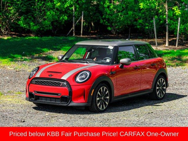 Used 2023 Mini Hardtop 4 Door in Great Neck, New York | Camy Cars. Great Neck, New York