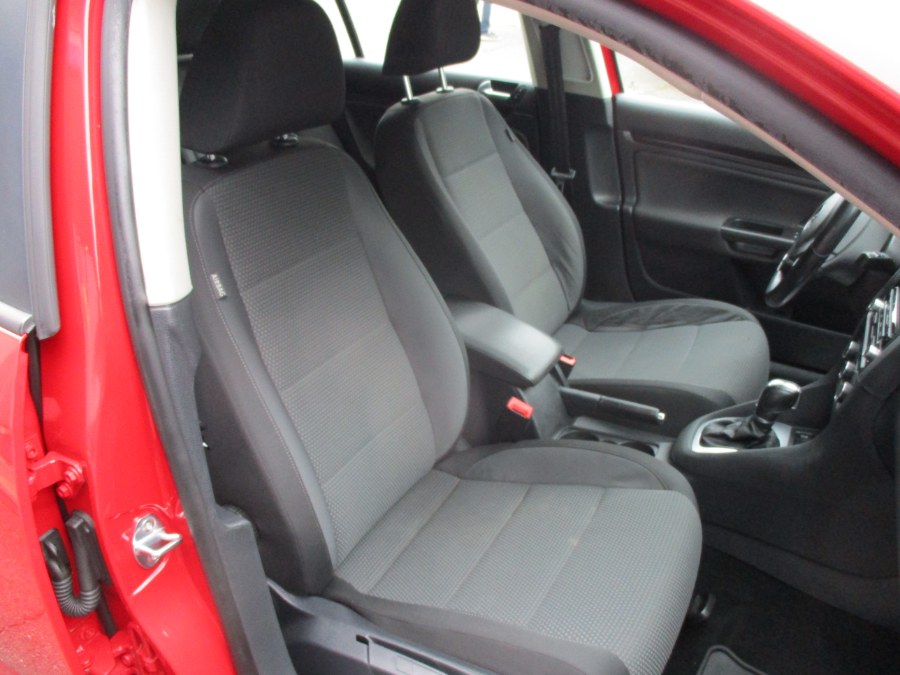 2013 Volkswagen Jetta SportWagen 4dr Auto SE w/Sunroof PZEV, available for sale in Meriden, Connecticut | Cos Central Auto. Meriden, Connecticut 2013 Volkswagen Jetta SportWagen 4dr Auto SE w/Sunroof PZEV, available for sale in Meriden, Connecticut | Cos Central Auto. Meriden, Connecticut