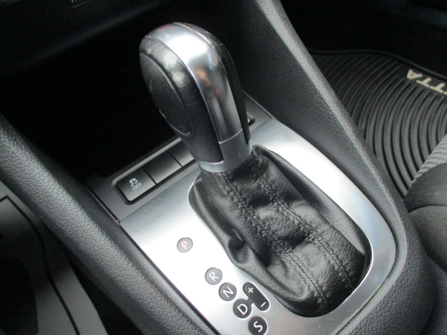 2013 Volkswagen Jetta SportWagen 4dr Auto SE w/Sunroof PZEV, available for sale in Meriden, Connecticut | Cos Central Auto. Meriden, Connecticut 2013 Volkswagen Jetta SportWagen 4dr Auto SE w/Sunroof PZEV, available for sale in Meriden, Connecticut | Cos Central Auto. Meriden, Connecticut