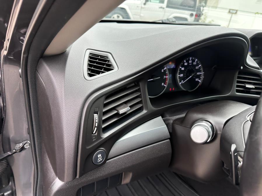 2013 Acura ILX 4dr Sdn 2.0L Premium Pkg, available for sale in South Windsor, Connecticut | Mike And Tony Auto Sales, Inc. South Windsor, Connecticut 2013 Acura ILX 4dr Sdn 2.0L Premium Pkg, available for sale in South Windsor, Connecticut | Mike And Tony Auto Sales, Inc. South Windsor, Connecticut