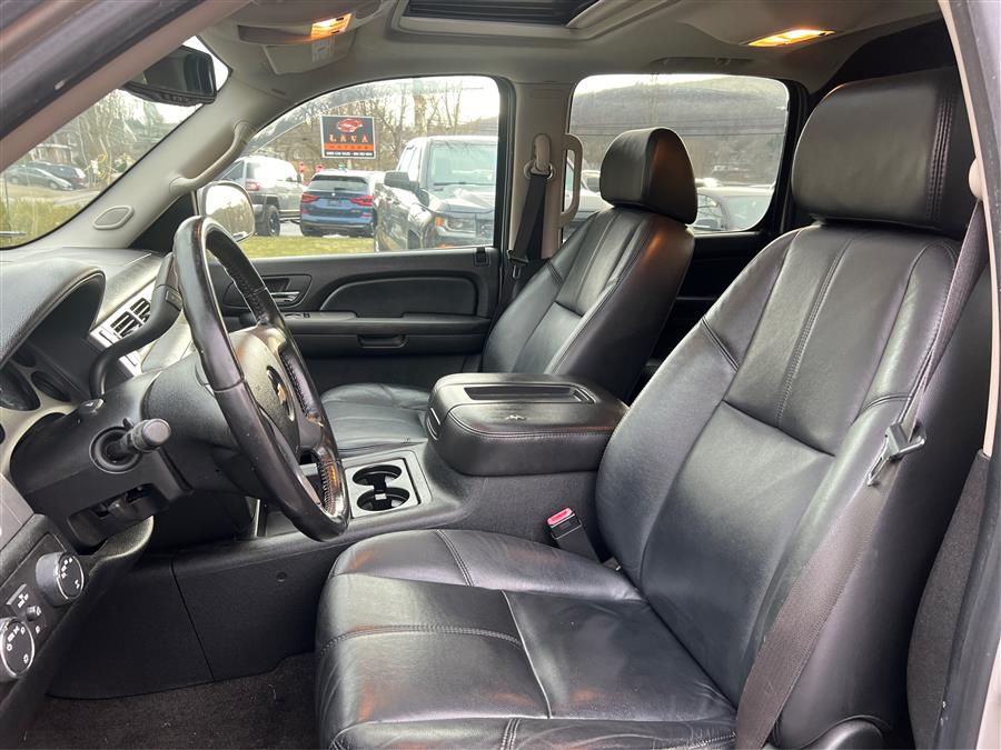 2009 Chevrolet Avalanche 4WD Crew Cab 130" LT w/1LT, available for sale in Canton, Connecticut | Lava Motors. Canton, Connecticut 2009 Chevrolet Avalanche 4WD Crew Cab 130" LT w/1LT, available for sale in Canton, Connecticut | Lava Motors. Canton, Connecticut