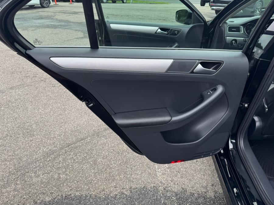 2015 Volkswagen Jetta Sedan 4dr Auto 1.8T SE w/Connectivity/Navigation, available for sale in Berlin, Connecticut | Tru Auto Mall. Berlin, Connecticut 2015 Volkswagen Jetta Sedan 4dr Auto 1.8T SE w/Connectivity/Navigation, available for sale in Berlin, Connecticut | Tru Auto Mall. Berlin, Connecticut