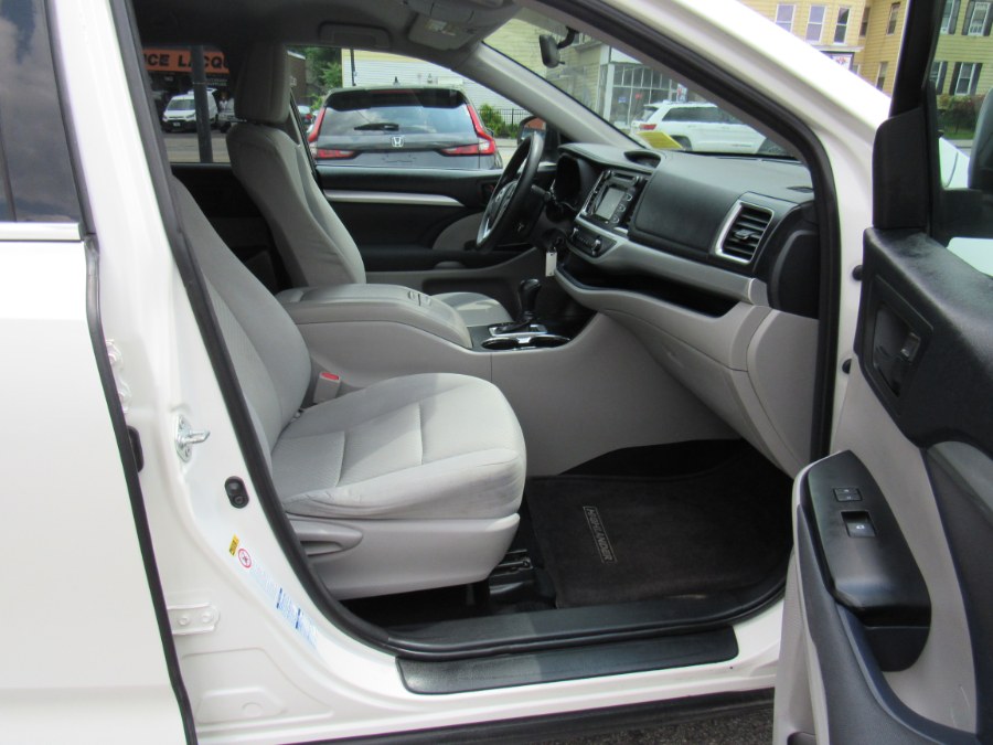 2014 Toyota Highlander LE, available for sale in Worcester, Massachusetts | Hilario's Auto Sales Inc.. Worcester, Massachusetts 2014 Toyota Highlander LE, available for sale in Worcester, Massachusetts | Hilario's Auto Sales Inc.. Worcester, Massachusetts