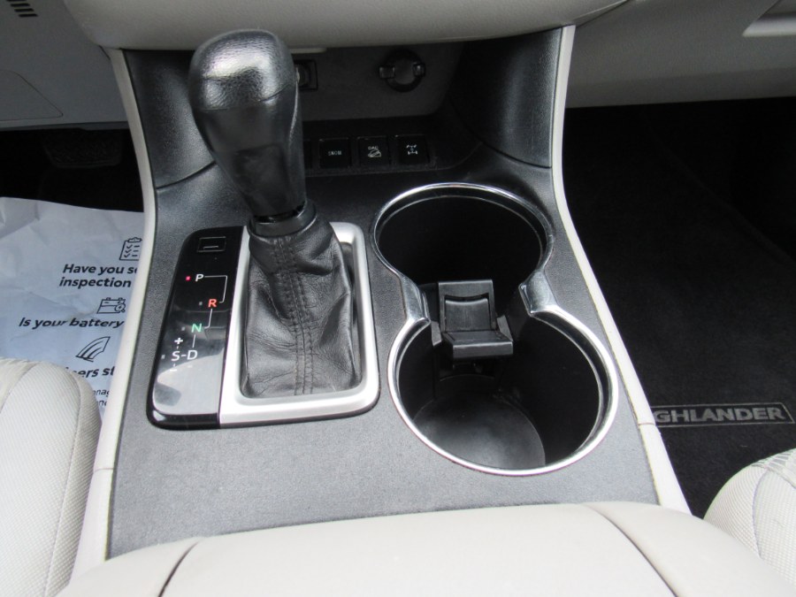 2014 Toyota Highlander LE, available for sale in Worcester, Massachusetts | Hilario's Auto Sales Inc.. Worcester, Massachusetts 2014 Toyota Highlander LE, available for sale in Worcester, Massachusetts | Hilario's Auto Sales Inc.. Worcester, Massachusetts