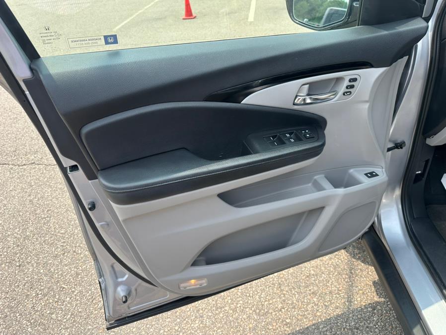 2017 Honda Pilot Touring AWD, available for sale in South Windsor, Connecticut | Mike And Tony Auto Sales, Inc. South Windsor, Connecticut 2017 Honda Pilot Touring AWD, available for sale in South Windsor, Connecticut | Mike And Tony Auto Sales, Inc. South Windsor, Connecticut