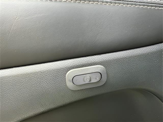 2014 Jeep Grand Cherokee Overland, available for sale in Stratford, Connecticut | Wiz Leasing Inc. Stratford, Connecticut 2014 Jeep Grand Cherokee Overland, available for sale in Stratford, Connecticut | Wiz Leasing Inc. Stratford, Connecticut