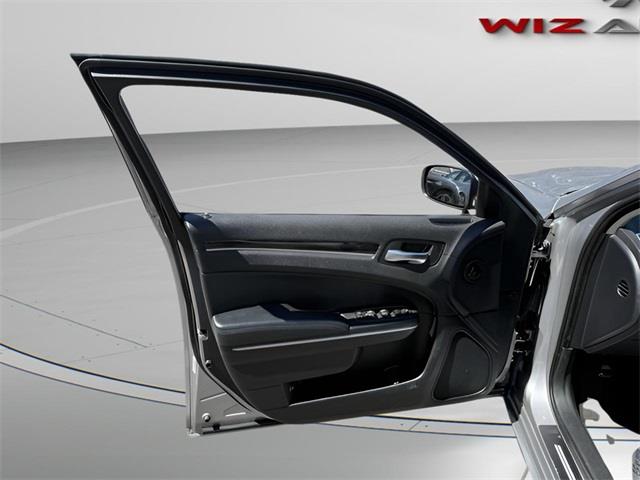2016 Chrysler 300 Limited, available for sale in Stratford, Connecticut | Wiz Leasing Inc. Stratford, Connecticut 2016 Chrysler 300 Limited, available for sale in Stratford, Connecticut | Wiz Leasing Inc. Stratford, Connecticut