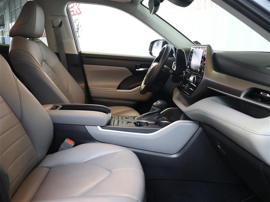 2022 Toyota Highlander XLE, available for sale in Paterson, New Jersey | Fast Track Motors. Paterson, New Jersey 2022 Toyota Highlander XLE, available for sale in Paterson, New Jersey | Fast Track Motors. Paterson, New Jersey