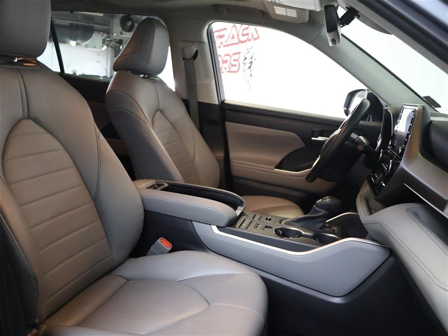 2022 Toyota Highlander XLE, available for sale in Paterson, New Jersey | Fast Track Motors. Paterson, New Jersey 2022 Toyota Highlander XLE, available for sale in Paterson, New Jersey | Fast Track Motors. Paterson, New Jersey