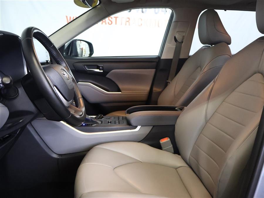 2022 Toyota Highlander XLE, available for sale in Paterson, New Jersey | Fast Track Motors. Paterson, New Jersey 2022 Toyota Highlander XLE, available for sale in Paterson, New Jersey | Fast Track Motors. Paterson, New Jersey