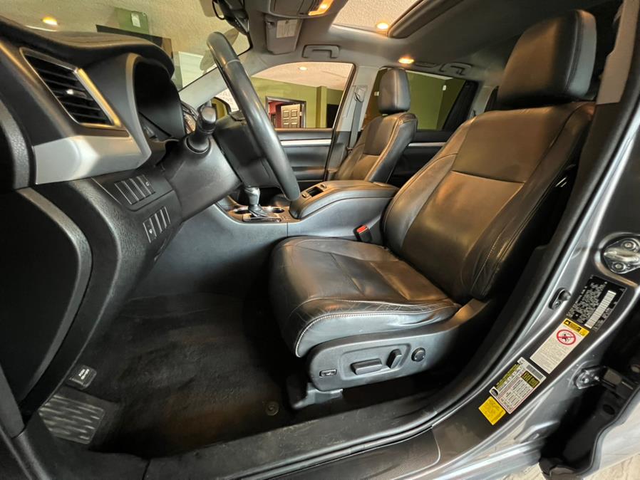 2014 Toyota Highlander AWD 4dr V6 XLE (Natl), available for sale in West Hartford, Connecticut | AutoMax. West Hartford, Connecticut 2014 Toyota Highlander AWD 4dr V6 XLE (Natl), available for sale in West Hartford, Connecticut | AutoMax. West Hartford, Connecticut