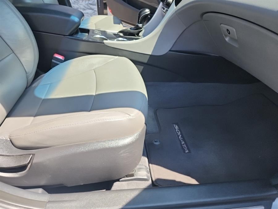 2013 Hyundai Sonata 4dr Sdn 2.4L Auto SE, available for sale in Islip, New York | L.I. Auto Gallery. Islip, New York 2013 Hyundai Sonata 4dr Sdn 2.4L Auto SE, available for sale in Islip, New York | L.I. Auto Gallery. Islip, New York