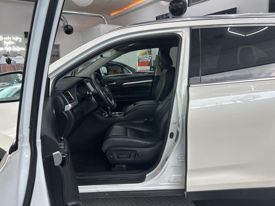 2019 Toyota Highlander XLE V6 AWD (Natl), available for sale in Jersey City, New Jersey | Luxe Auto Galleria. Jersey City, New Jersey 2019 Toyota Highlander XLE V6 AWD (Natl), available for sale in Jersey City, New Jersey | Luxe Auto Galleria. Jersey City, New Jersey