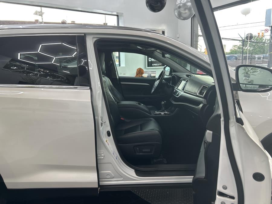 2019 Toyota Highlander XLE V6 AWD (Natl), available for sale in Jersey City, New Jersey | Luxe Auto Galleria. Jersey City, New Jersey 2019 Toyota Highlander XLE V6 AWD (Natl), available for sale in Jersey City, New Jersey | Luxe Auto Galleria. Jersey City, New Jersey